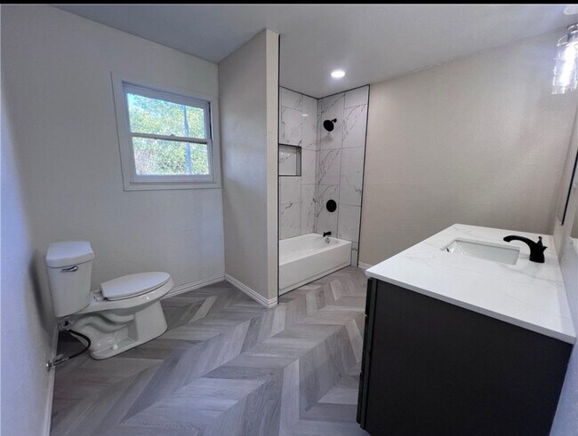 Building Photo - 1133 Lawrence Dr