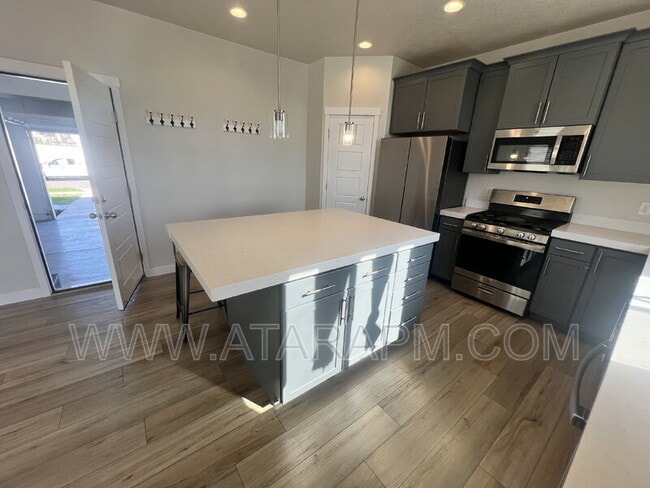 Building Photo - 1754 Oakwood Ln