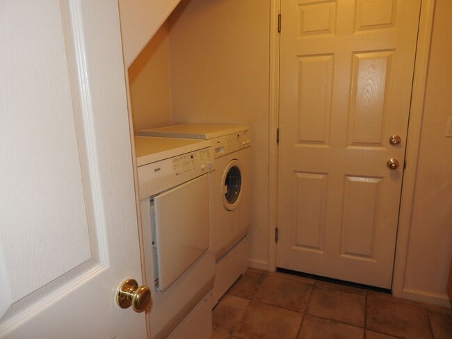 Building Photo - Beautiful Granite Bay Home in Gated Community