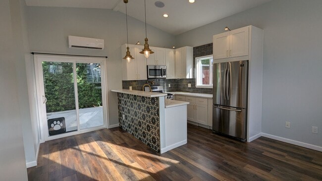 Building Photo - Private 1 Bed 1 Bath Back House with Yard ...