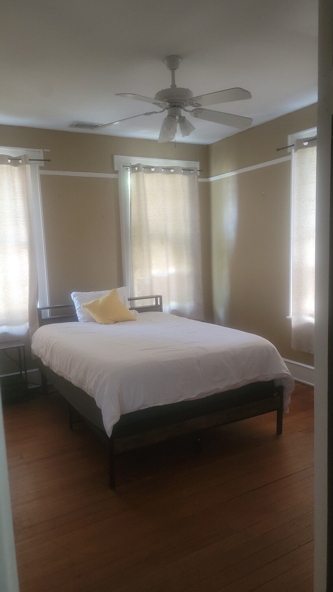 Building Photo - 146 W 6th St