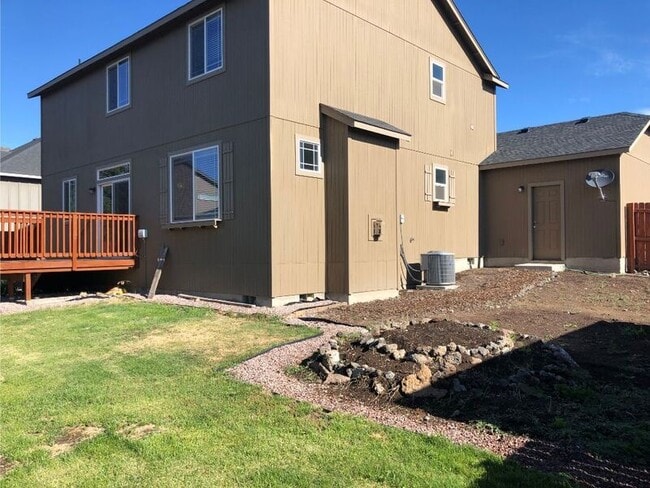 Building Photo - 2350 NW Hazelwood Ave