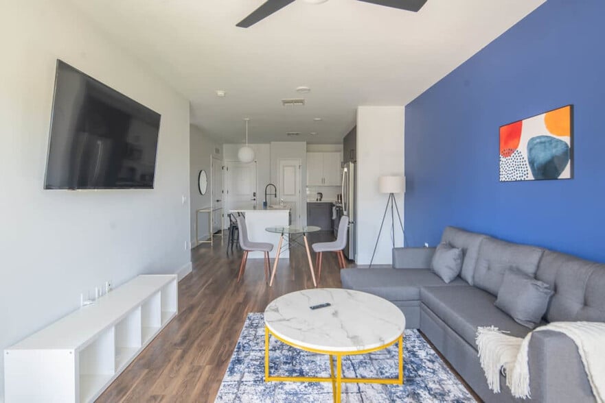 Building Photo - 688 W 1st St