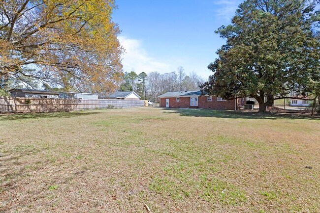 Building Photo - Country Living! Brick Ranch!