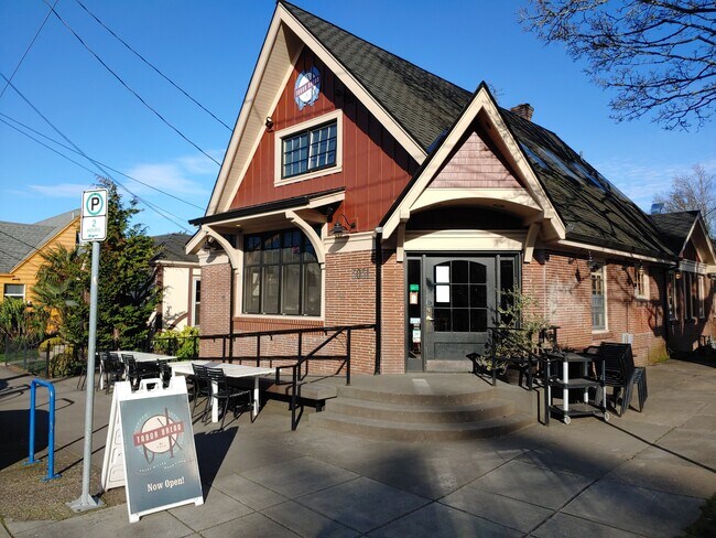 Building Photo - 5028 SE Hawthorne Blvd