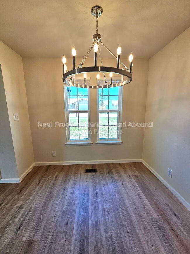 Building Photo - 1611 N Hickory Ave