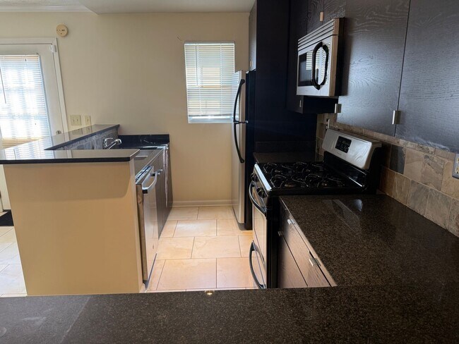 Building Photo - 2 Bed/2 Bath Townhouse in Norcross for Lease