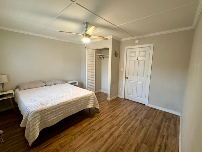Building Photo - 4004 Miramar Way S
