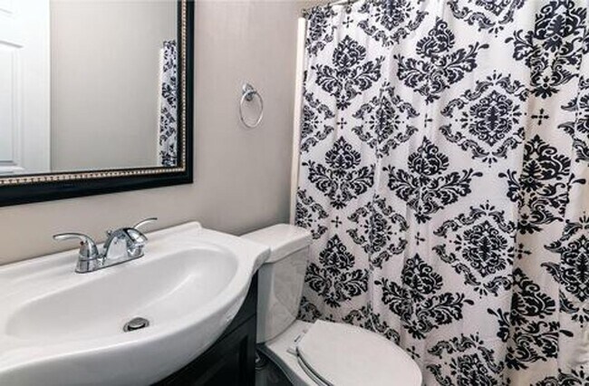 Building Photo - Harpeth Woods Home with Large Fenced in Yard for Rent.