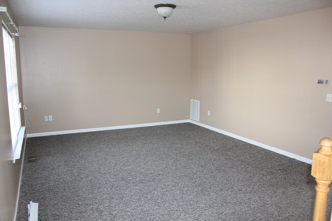 Building Photo - 3 Bedroom, 2.5 Bathroom Duplex for Rent with unfinished walkout basement