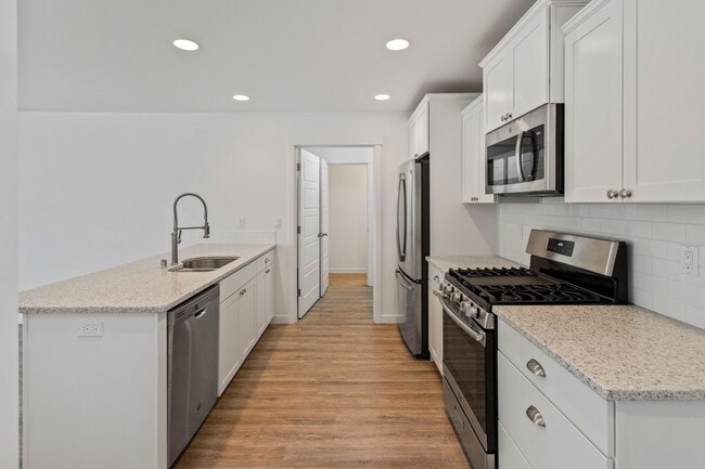 Building Photo - $1000 Move in Credit! 4 Bed 2.5 Bath - Townhome - Hillcrest - NAS Whidbey