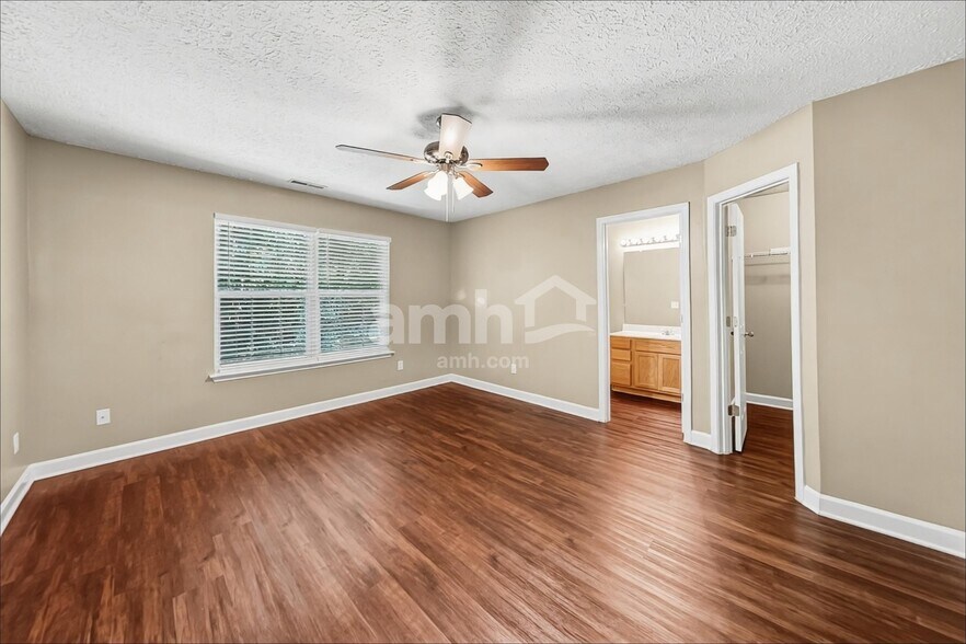 Building Photo - 8028 Meadowview Ln