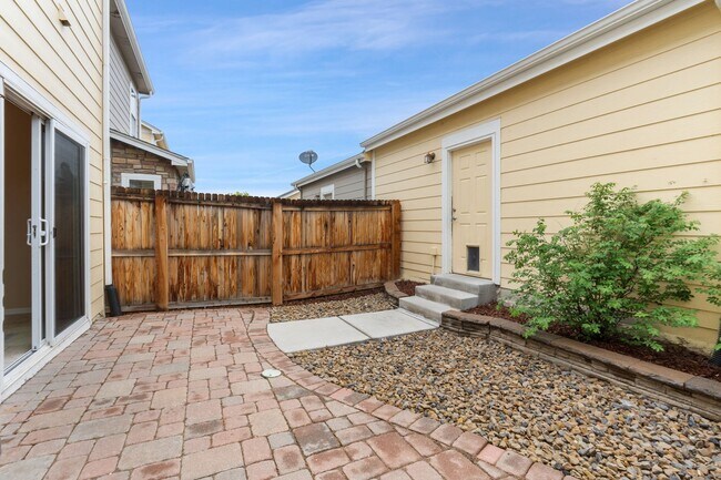 Building Photo - Evolve Real Estate: Beautiful 3 Bed / 2.5 ...