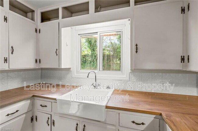 Building Photo - 1200 Lamont Dr