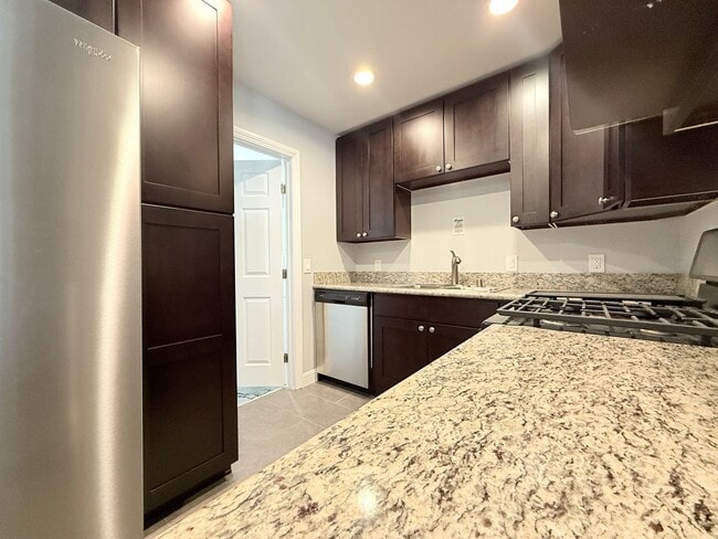 Building Photo - 6660 Charlesworth Ave