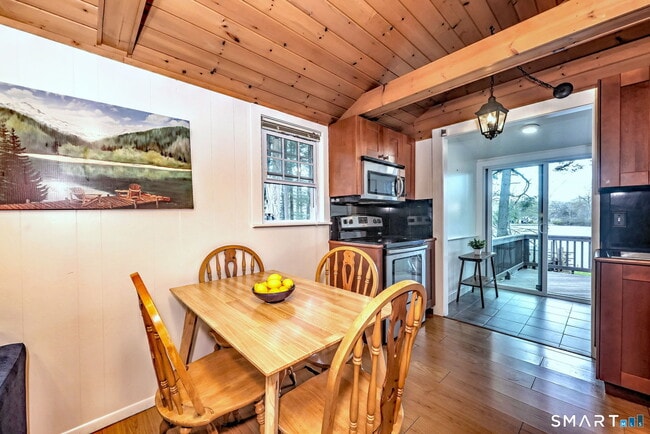 Building Photo - 10 Old Pinewood Trail