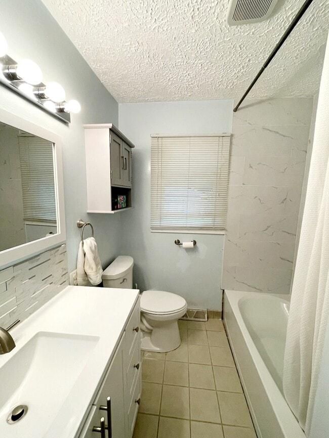 Building Photo - 3656 Wedgewood Dr SW