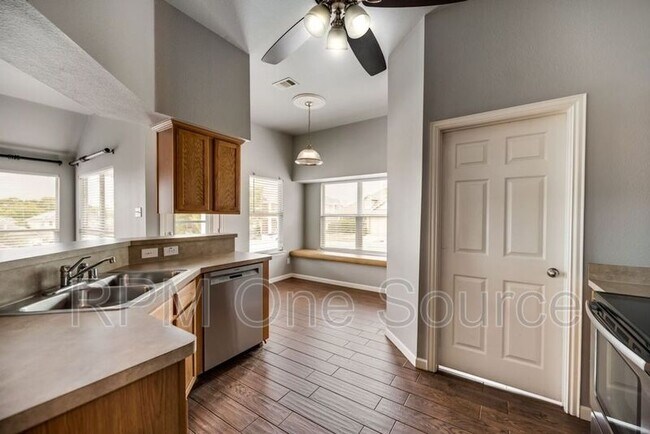 Building Photo - 300 Creekside Dr