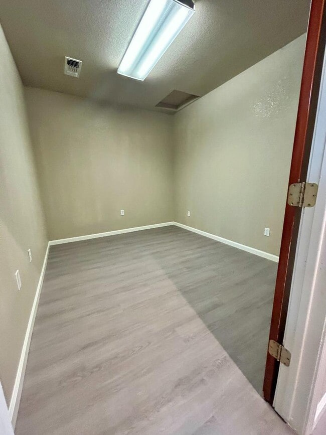 Building Photo - 573 N Minaret Ave