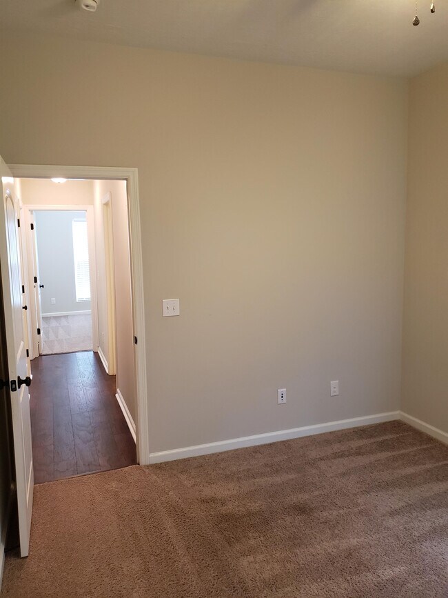 Building Photo - 3237 Alexandria Dr