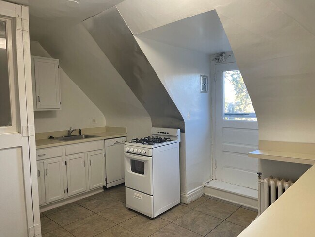 Building Photo - 720 Gladstone Ave