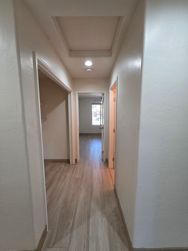 Building Photo - 3 bedroom 2 bathroom in NW Visalia!
