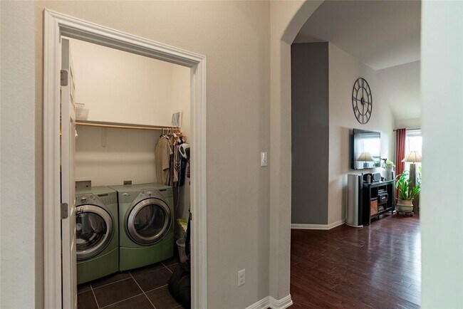 Building Photo - 2009 Garretts Way