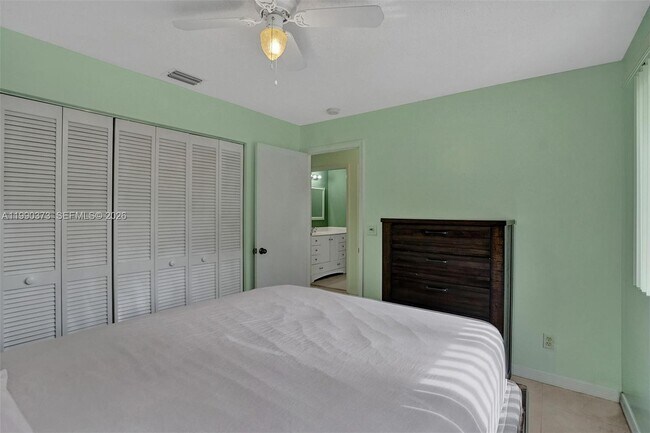 Building Photo - 1726 SW 110th Terrace