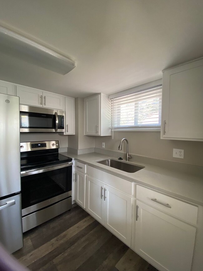 Building Photo - Adorable 1 bedroom remodeled home! Availab...