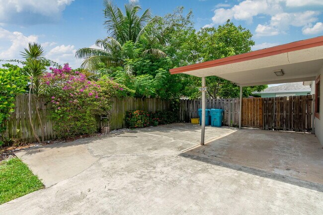 Building Photo - 2831 N Seacrest Blvd