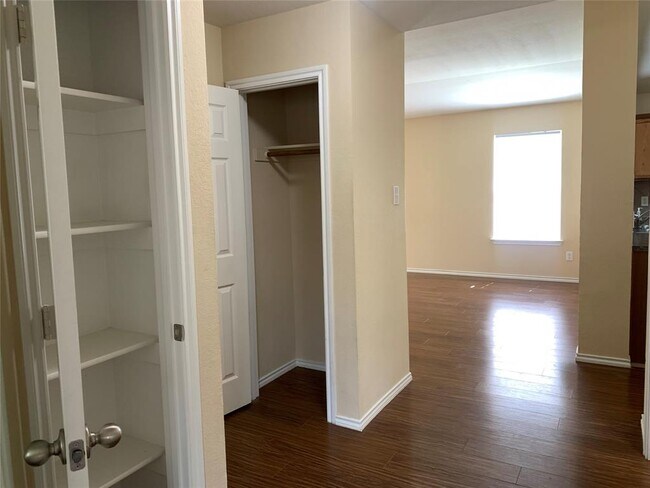 Building Photo - 2338 Green Meadows Ln