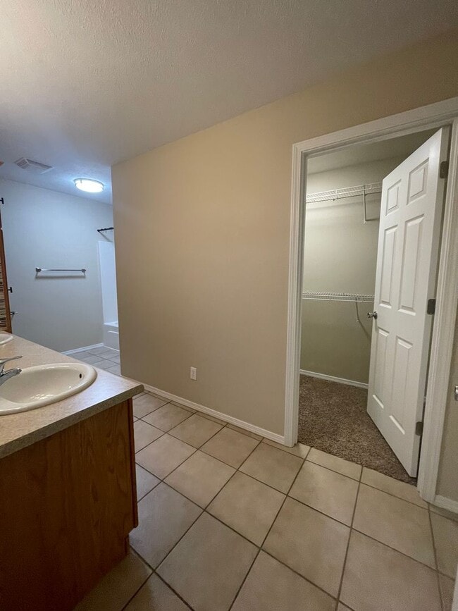 Building Photo - Executive Rental in Willard School District