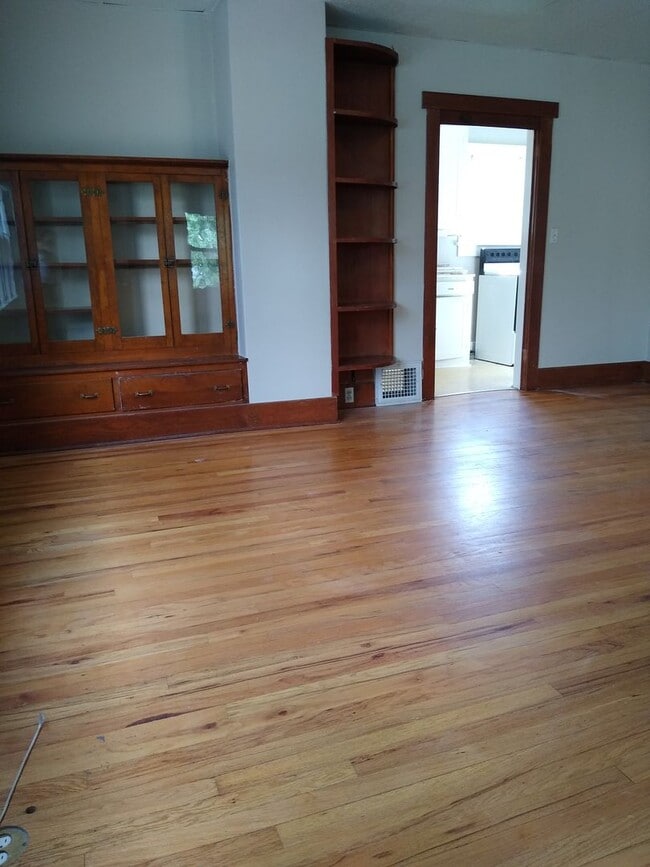 Building Photo - DU Charming 1920's Bungalow 2 Beds 1 Bath  Available Now