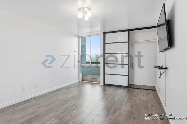 Building Photo - 4295 Vía Arbolada