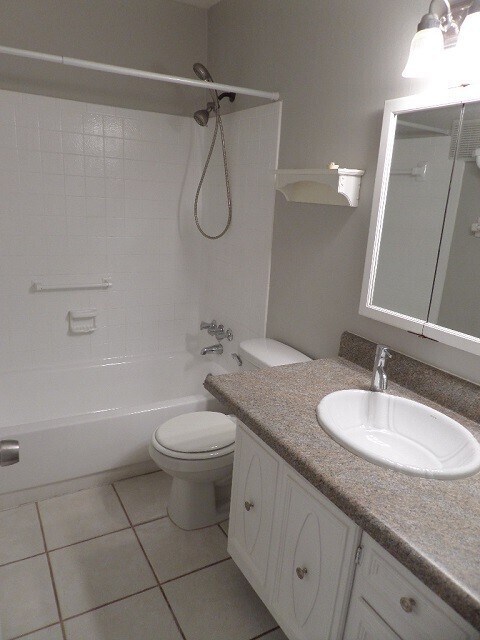Building Photo - $25 App Fee & December Rent Free! * Spacious 2bdrm/1bath Condo ** $1,600.00** READY NOW ** No Sec...