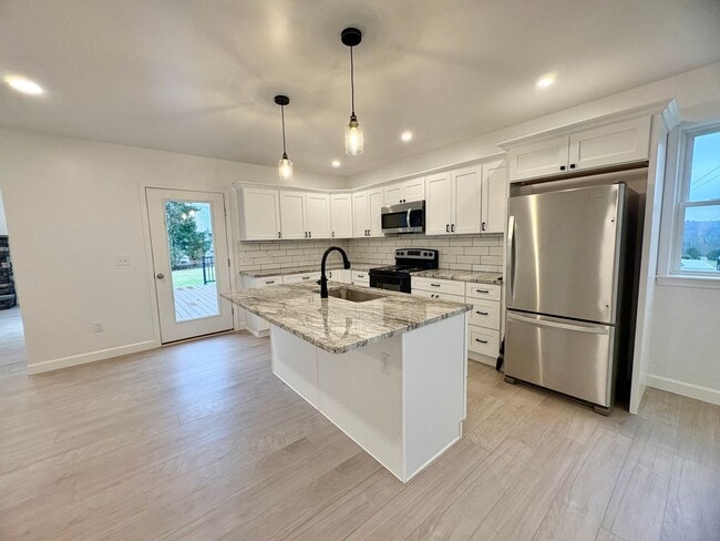 Building Photo - Newly Built 3 Bedroom 1.5 Bathroom Available in Spring Grove!