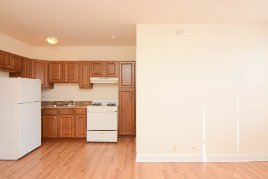 Building Photo - 2600 N Kimball Ave