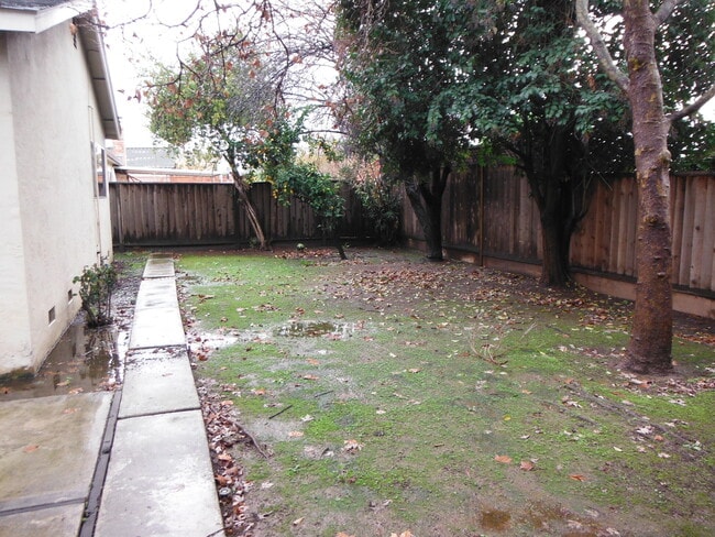 Building Photo - Spacious 3 Bedroom House Available Now