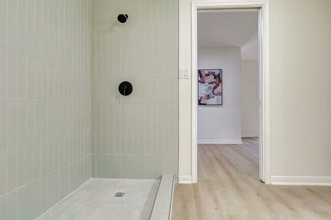 Building Photo - 10303 Chevy Chase Dr