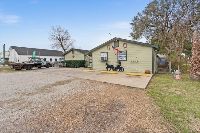Building Photo - 2200 Peach Ave