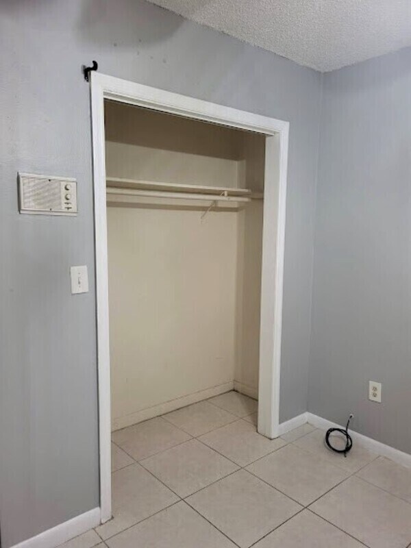 Building Photo - 1674 Louis Dr