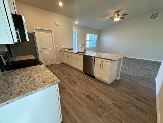 Building Photo - NW Cape Coral Home 4 Bedroom/ 2 Bath/ 3 Ca...