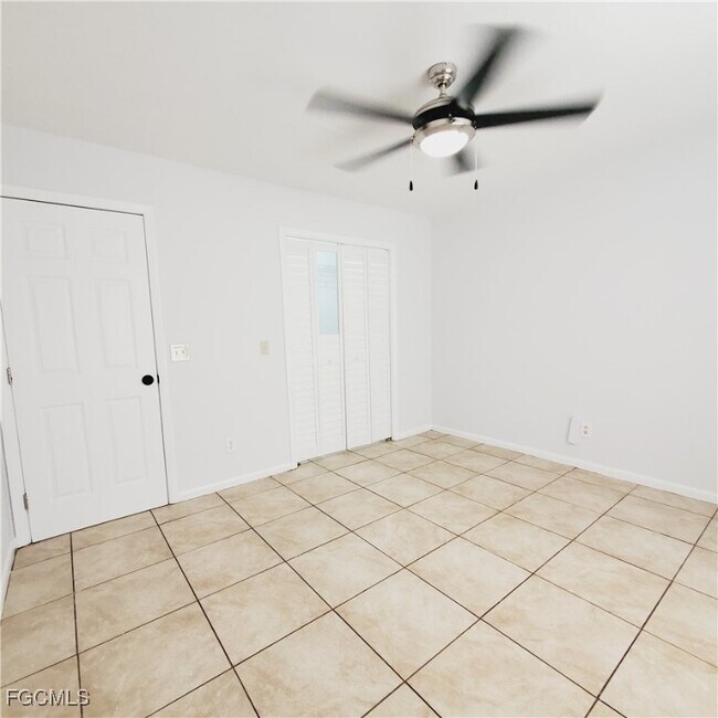 Building Photo - 2433 Lola Ave S