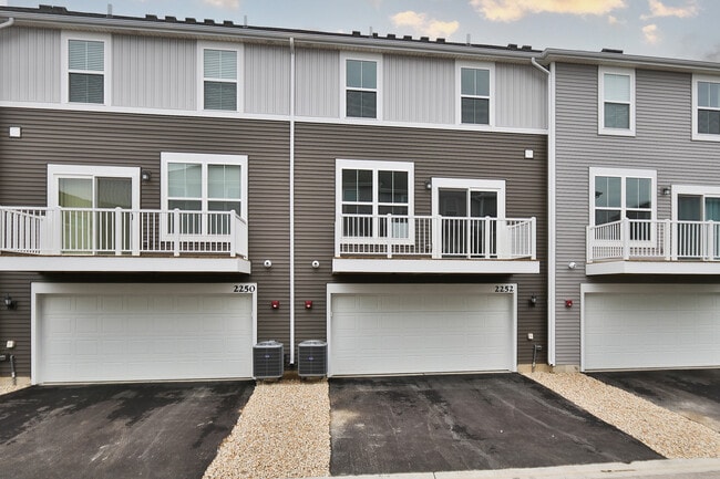 Building Photo - 2252 Stonegate Rd