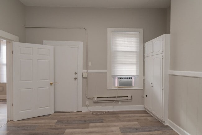 Building Photo - $880 Section 8 Ok!