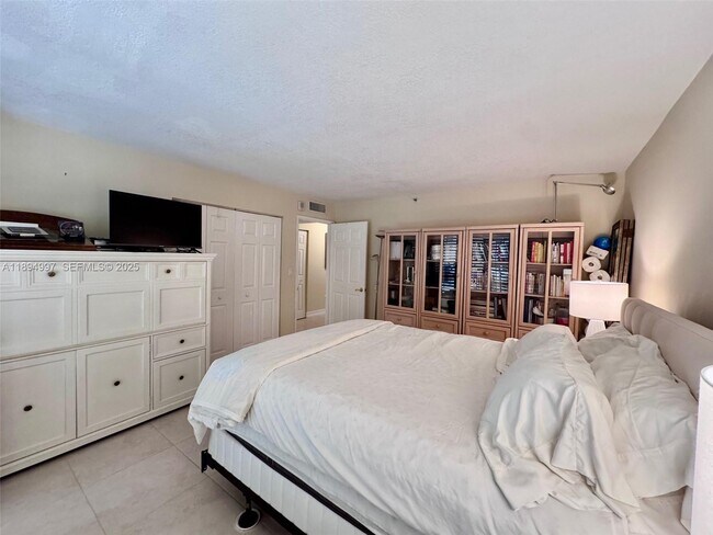 Building Photo - 6061 Collins Ave