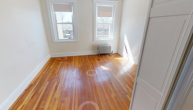 Building Photo - 9/1 No Fee! Split style 3BR w/balcony, heat inc!