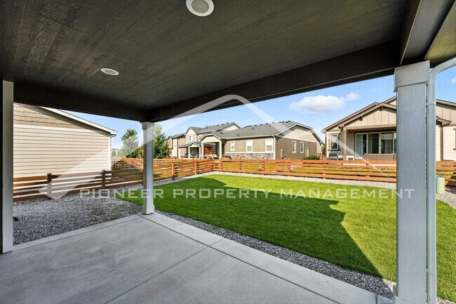 Building Photo - Spacious Home with 2-Car Garage and Centra...