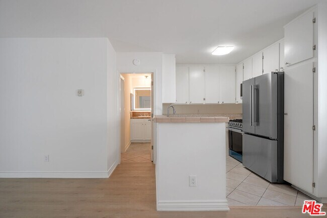 Building Photo - 9005 Cynthia St