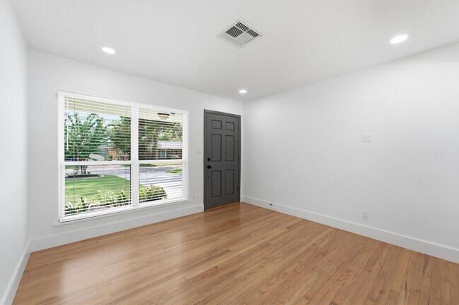 Building Photo - 2014 Woodcrest Dr